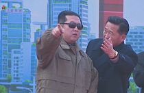 الزعيم الكوري الشمالي كيم جونغ أون يحضر حفل وضع حجر الأساس لمشروع بناء عملاق جديد في بيونغ يانغ.