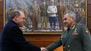 بن والاس، وزیر دفاع بریتانیا (سمت چپ) در دیدار با وزیر دفاع روسیه