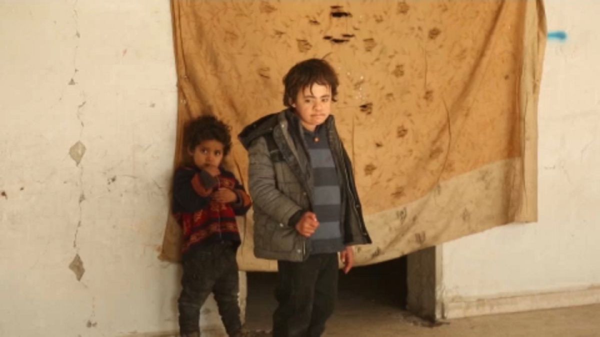 Gyerekek a szétbombázott Rakkában 