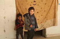 Gyerekek a szétbombázott Rakkában 