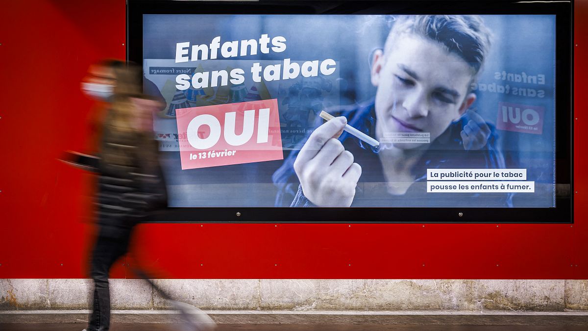 Plakat für die Volksabstimmung zum Werbeverbot für Tabak am Sonntag in der Schweiz