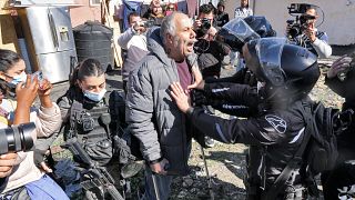 فلسطيني يواجه قوات الأمن الإسرائيلية في حي الشيخ جراح بالقدس الشرقية ، 13 فبراير ، 2022.