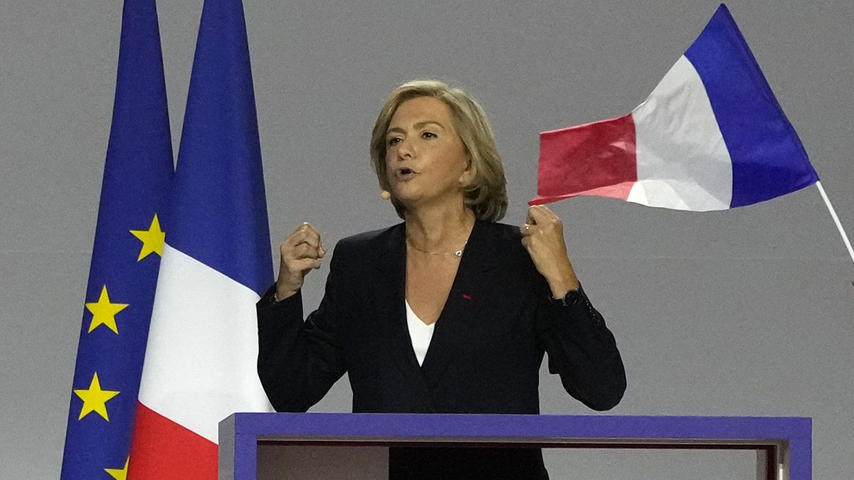 المرشحة الرئاسية المحافظة فاليري بيكريس تلقي خطابها خلال تجمع انتخابي في باريس. 2022/02/13