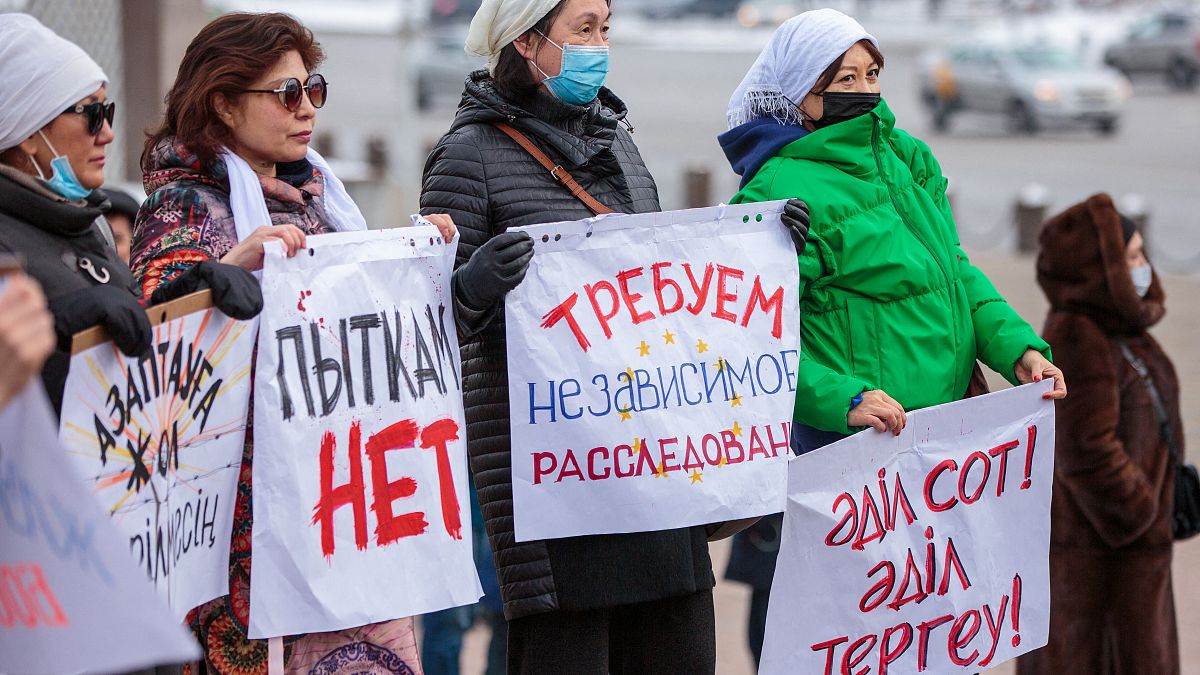 Участники акции памяти жертв уличного противостояния в Алма-Ате 13 февраля 2022