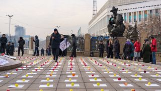 L'omaggio alle vittime delle proteste di gennaio in Kazakhstan