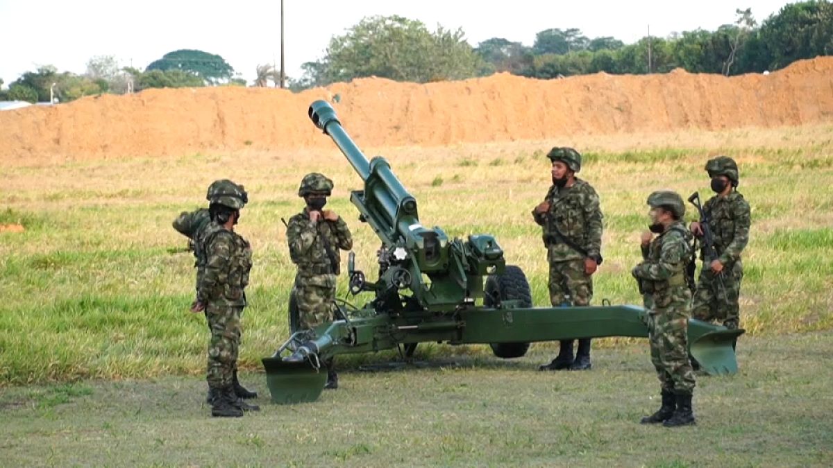 Soldados junto a un cañón de artillería, 12/2/2022, Tame, Colombia