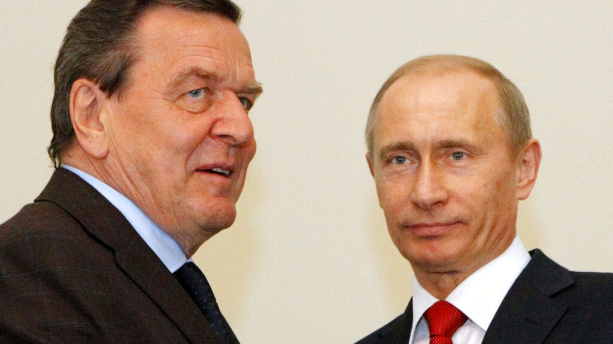 Vladimir Putin e Gerhard Schröder in una foto d'archivio
