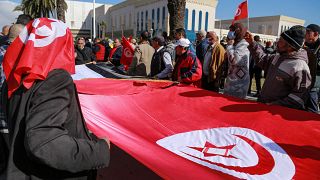 مظاهرة دعا إليها حزب النهضة التونسي ضد قرارات الرئيس قيس سعيد الأخيرة وسط العاصمة تونس في 13 فبراير 2022