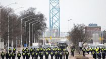 La police avance en ligne pour expulser les manifestants du pont Ambassador à Windsor qui relie Canada et Etats-Unis, le 13 février 2022