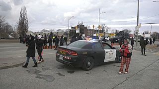 Canada, Polizia sgombera gli ultimi manifestanti dal ponte Ambassador 