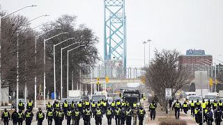 La police avance en ligne pour expulser les manifestants du pont Ambassador à Windsor qui relie Canada et Etats-Unis, le 13 février 2022