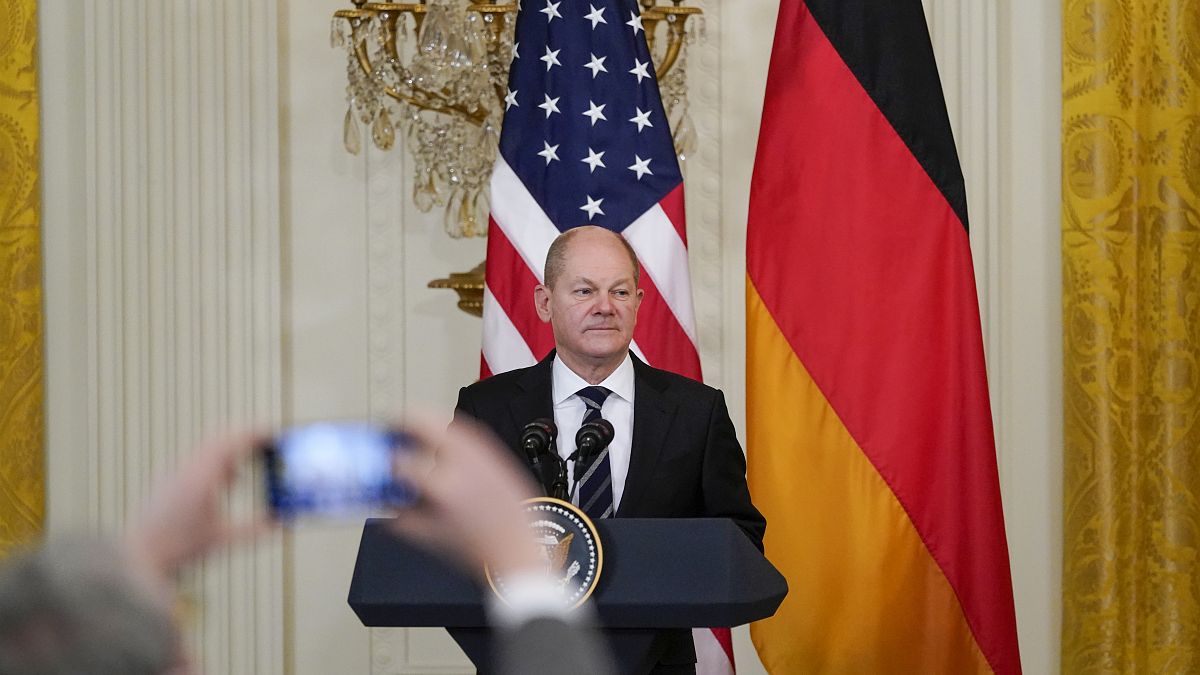 المستشار الألماني أولاف شولتس في البيت الأبيض خلال مؤتمر صحافي جمعه بالرئيس الأميركي جو بايدن