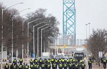 نیروهای پلیس در حال بازگشایی پل امبسادور در گذرگاه مرزی کانادا و آمریکا