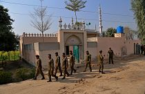 Pakistan'ın Pencap eyaletine bağlı Tulamba köyünde vatandaşlar bir kişiyi Kuran'ı Kerim'i yaktığı iddiasıyla taşlayarak öldürdü