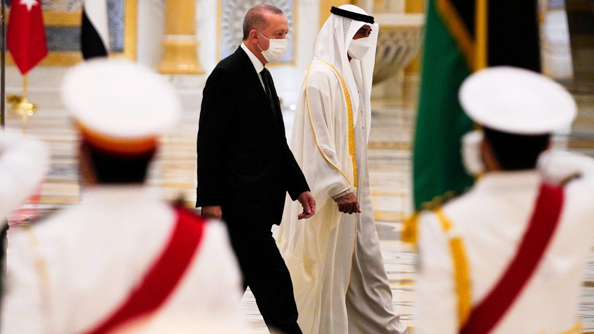  الرئيس التركي رجب طيب إردوغان خلال استعراضه حرس الشرف برفقة محمد بن زايد في قصر الوطن في أبوظبي 