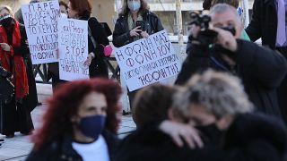 Γυναίκες κρατούν πανό ενώ η μητέρα της Ελένης Τοπαλούδη (Κ) προσέρχεται στο Εφετείο Αθηνών