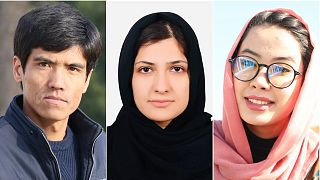 Recién llegados a Europa: Reza Omid (izq.), Zahra Haidari (c) y Atefa Hesary (der.) huyeron de Afganistán tras la toma del poder por los talibanes el 15 de agosto de 2021
