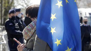أي بلدان الاتحاد الأوروبي سجلت ارتفاعا في تصنيف مؤشر الديمقراطية السنوي؟