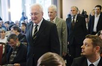 Róna Péter közgazdász megérkezik az Ökopolisz Alapítvány konferenciájára 2013-ban - a háttérben Sólyom László korábbi köztársasági elnök és Ángyán József, a Fidesz politikusa