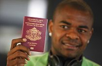 A brazil születésű futballista, Marquinhos mutatja brazil, uniós útlevelét