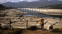 ظهور علامات الجفاف في خزان ليندوسو، في شمال غرب إسبانيا، السبت 12 فبراير 2022.