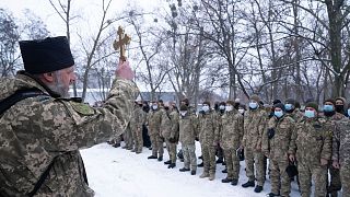 کشیش اوکراینی به یک واحد از ارتش اوکراین برکت می‌دهد.
