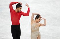 Gabriella Papadakis y Guillaume Cizeron, de Francia, realizan su rutina en la competición de danza sobre hielo durante el patinaje artístico, 14/2/2022, Pekín, China