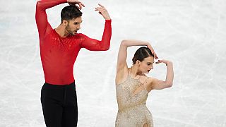 Gabriella Papadakis y Guillaume Cizeron, de Francia, realizan su rutina en la competición de danza sobre hielo durante el patinaje artístico, 14/2/2022, Pekín, China