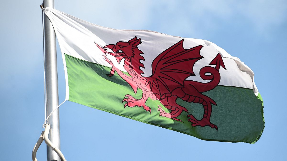 The Welsh government should trial a shorter working week to help tackle problems with prouctivity and sickness, a new report says