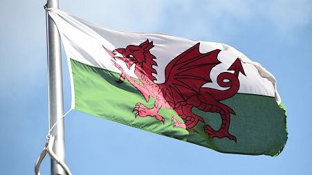 The Welsh government should trial a shorter working week to help tackle problems with prouctivity and sickness, a new report says