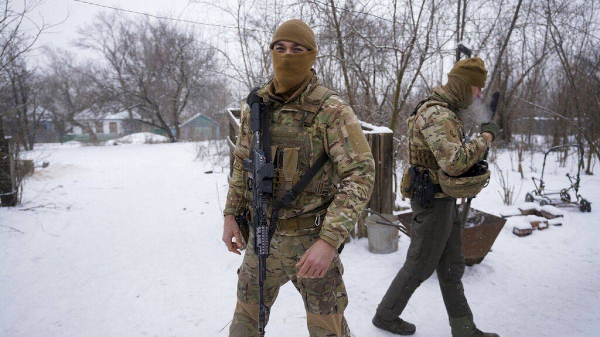 Ein ukrainischer Soldat in der Nähe der Frontlinie bei Luhansk, Januar 2022
