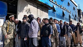 صف شهروندان افغانستان در برابر یک بانک در کابل