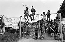Archive - Des enfants protestent contre les mauvaises conditions de vie devant le camp de harkis de Saint-Maurice l'Ardoise (Gard), le 2 juin 1975.