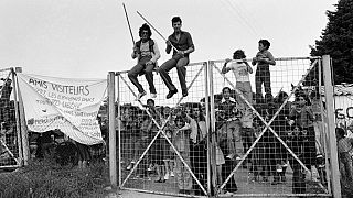 Archive - Des enfants protestent contre les mauvaises conditions de vie devant le camp de harkis de Saint-Maurice l'Ardoise (Gard), le 2 juin 1975. 