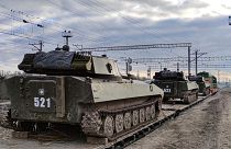 Vehículos blindados rusos son cargados en plataformas ferroviarias tras el fin de los ejercicios militares en el sur de Rusia.