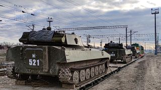 Vehículos blindados rusos son cargados en plataformas ferroviarias tras el fin de los ejercicios militares en el sur de Rusia.