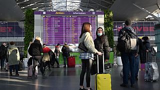 Cidadãos estrangeiros na Ucrânia, esperam pelo voo de partida no aeroporto de Kiev