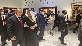 رئيس الوزراء الإسرائيلي نفتالي بينيت يرحب به وزير الخارجية البحريني عبد اللطيف بن راشد الزياني في مطار المنامة الدولي في المنامة، البحرين، الإثنين 14 فبراير 2