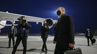 A német kancellár indulás előtt a berlini repülőtéren