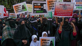 مسلمات هنديات خلال احتجاج على منع الفتيات المسلمات من ارتداء الحجاب وحضور الفصول الدراسية في بعض المدارس في ولاية كارناتاكا