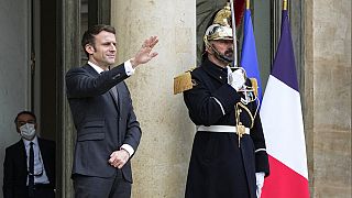 Президент Франции Эммануэль Макрон у входа в Елисейский дворец