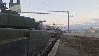 نشرت وزارة الدفاع الروسية صوراً تظهر الدبابات على متن قطار