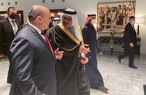 نخست وزیر اسرائیل در کنار وزیر خارجه بحرین که به او خوش آمد می‌گوید