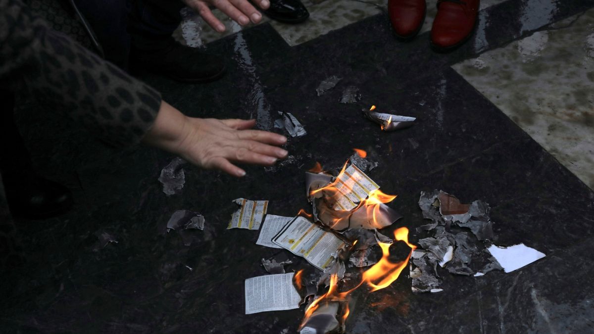 Ankara'da elektrik faturalarına tepki gösteren halk faturaları yaktı. Artan enerji fiyatları düyada birçok ülkede protesto ediliyor. 