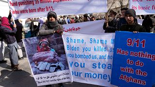 Afganistan'ın başkenti Kabil'de, ABD Başkanı Joe Biden'ın Afganistan'ın rezervlerinin yarısını 11 Eylül kurbanları için ayırma kararı protesto edildi