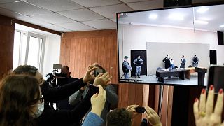 Журналисты снимают видеотрансляцию суда над Навальным в покровской исправительной колонии