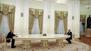 Kanzler und Präsident trennten im Kreml rund sieben Meter beim Vier-Augen-Gespräch