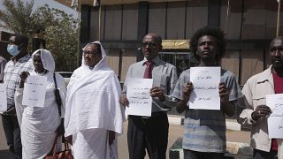 محتجون يطالبون بإطلاق سراح المعتقلين أمام مكتب الأمم المتحدة في الخرطوم