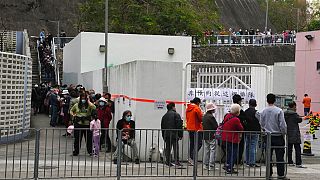 Des habitants font la queue pour faire un test de dépistage du Covid-19, à Hong Kong, mardi 15 février 2022.