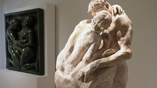 تمثال "القبلة" للنحات الفرنسي أوغست رودان في متحف رودين بباريس